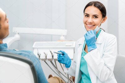 Odontóloga atendiendo a una paciente en clínica dental moderna