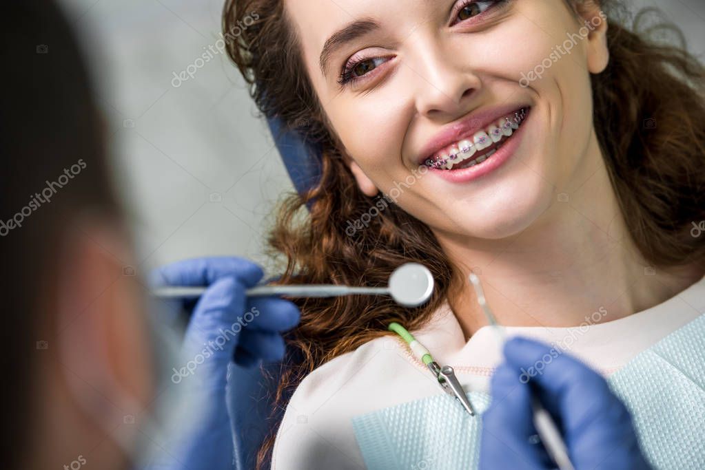 Dentadura con brackets metálicos