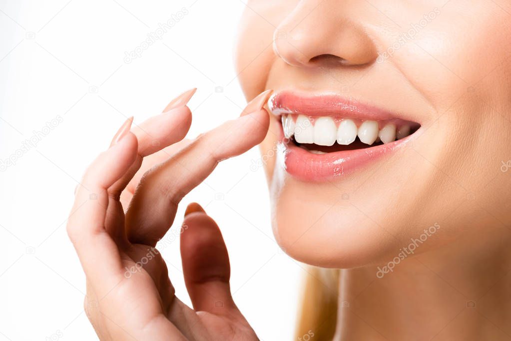 Mujer sonriendo tras blanqueamiento dental