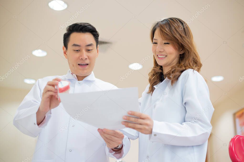 Equipo de odontólogos en la clínica sonriendo
