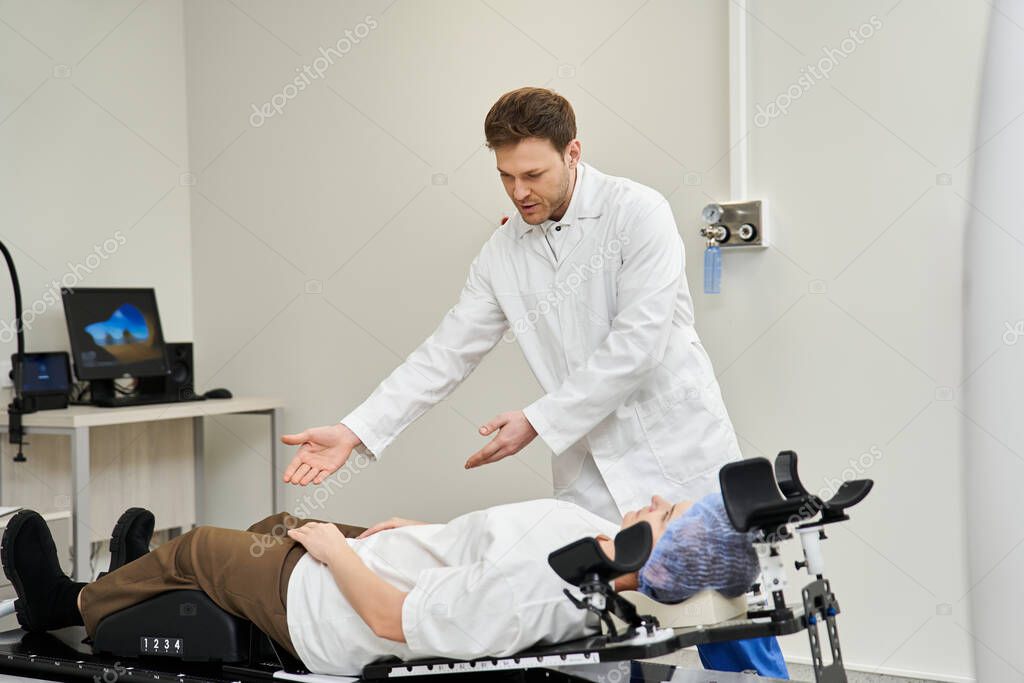 Paciente hablando con seguridad después de tratamiento con implantes