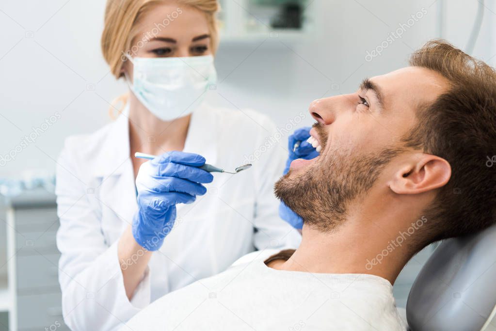 Odontólogo mostrando resultado de carillas en la clínica dental