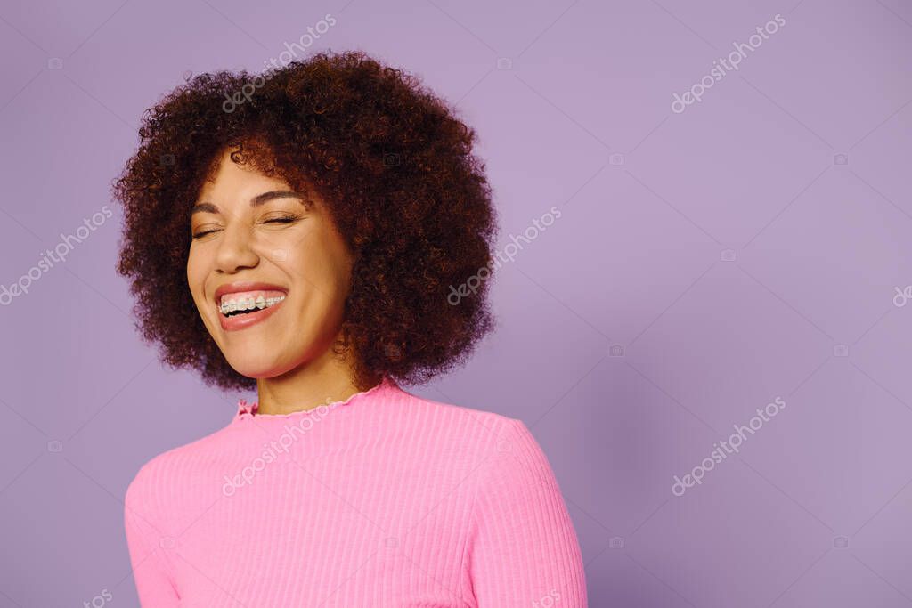 Retrato de joven mostrando su nueva sonrisa con carillas